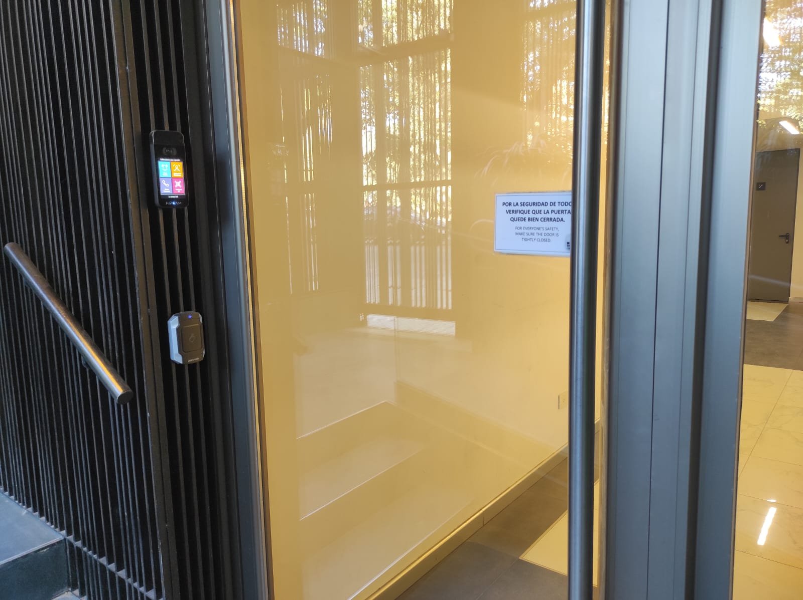 Control de acceso en entrada de edificio