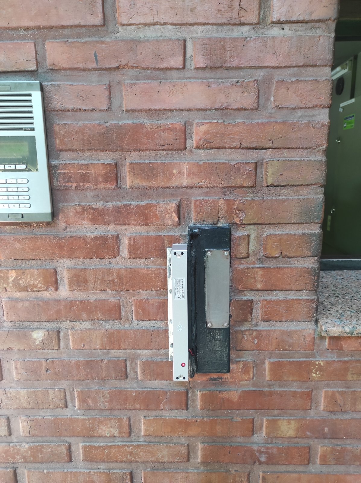 Cerradura electrónica con pulsador de salida