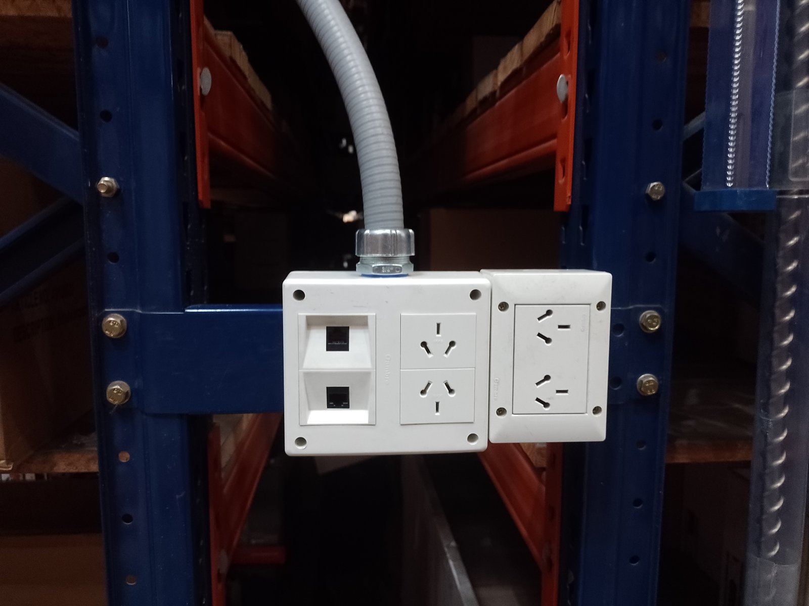Puestos eléctricos en área de trabajo