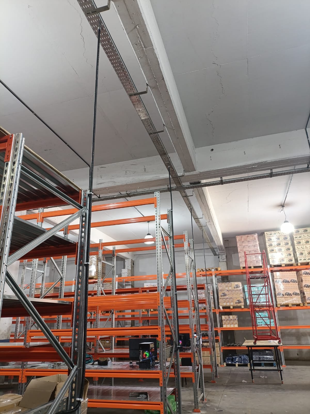 Bandejas metálicas para distribución de cableado