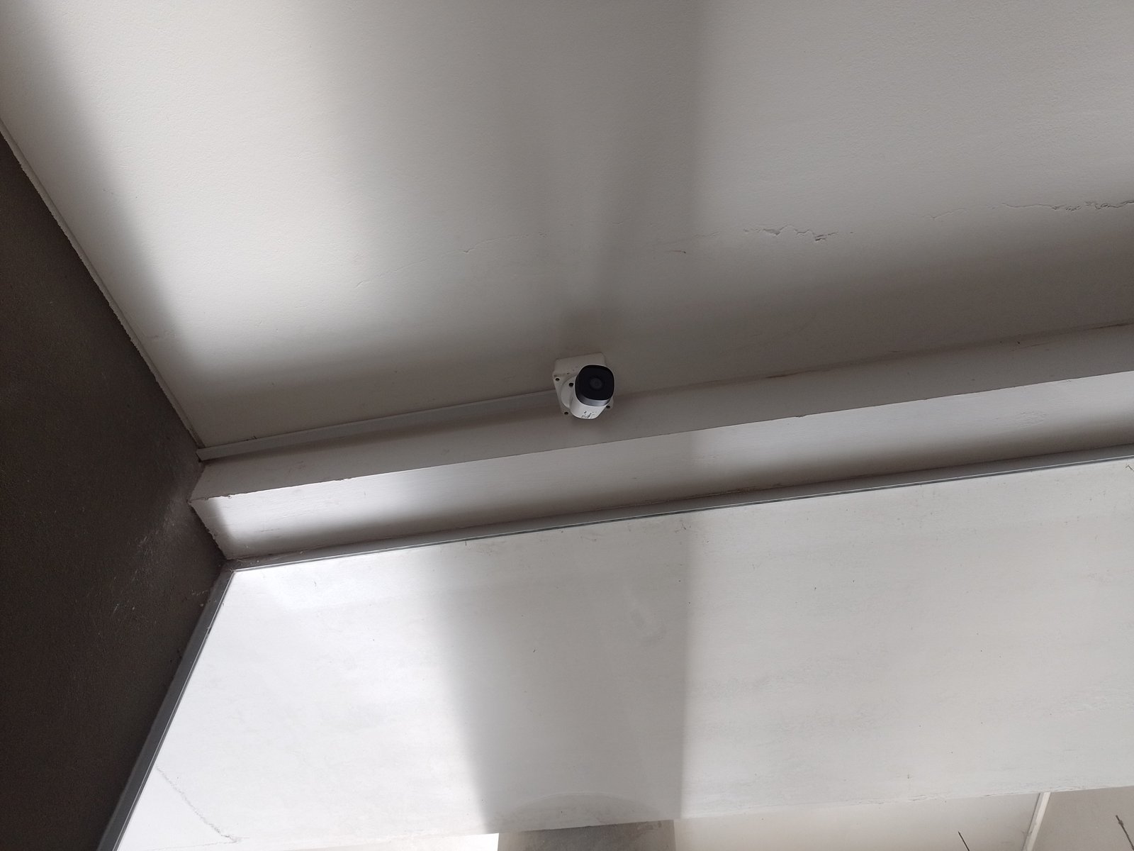Instalación de tres cámaras de seguridad