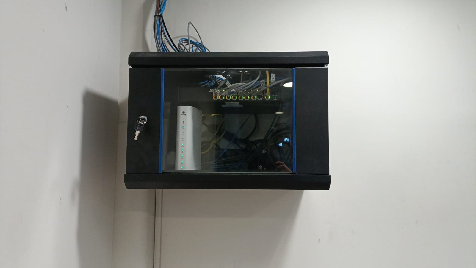 Cámaras IP con rack de comunicaciones