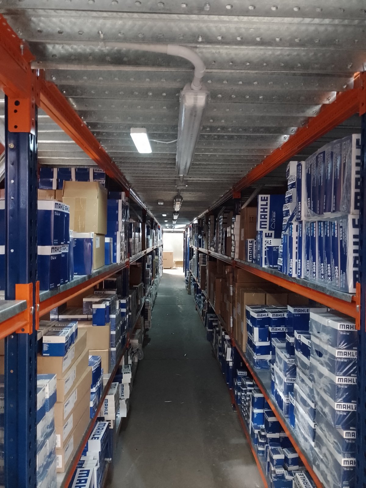 Iluminación automática en pasillos de racks